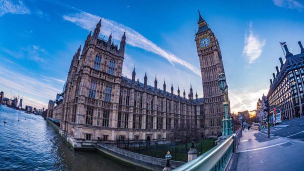 O Big Ben e a Casa do Parlamento em Londres ao pôr-do-sol
 - Foto, Imagem