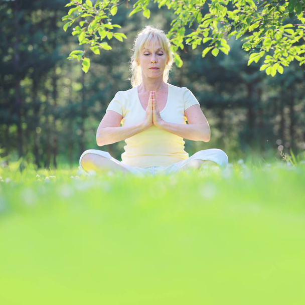 Mulher de ioga no parque - Foto, Imagem