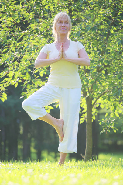 Yoga woman in park - Foto, Bild