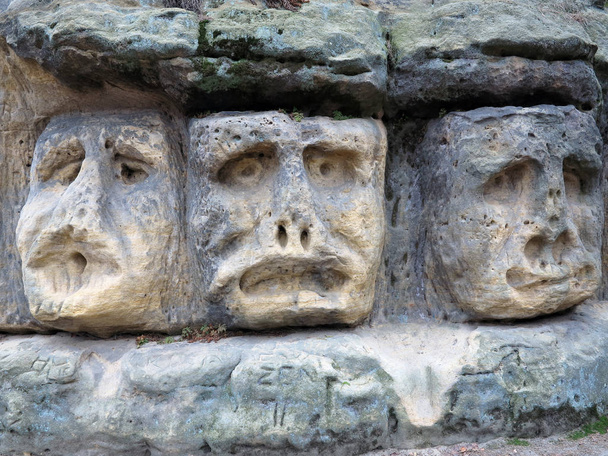 Extravagantes cabezas de piedra - Esculturas de roca
 - Foto, Imagen
