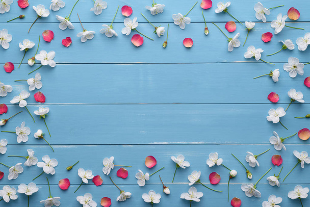 Декоративная рамка из белых вишневых цветов и красных лепестков
 - Фото, изображение