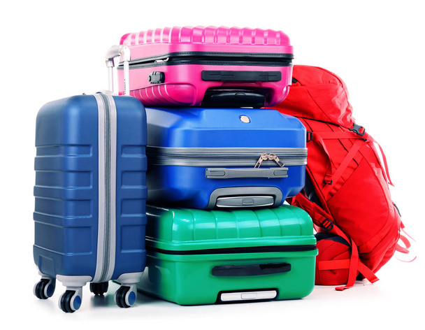 Koffer und Rucksäcke isoliert auf weiß - Foto, Bild