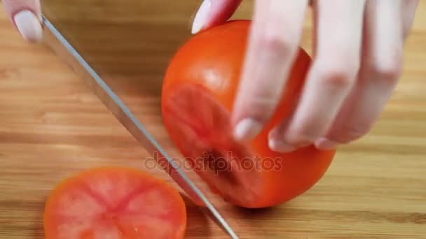 vrouwelijke handen snijden tomaat - Video