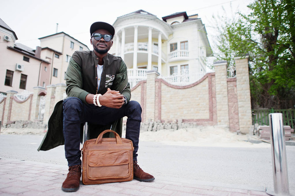 Portrait of stylish african american man wear on sunglasses and  - Foto, Bild