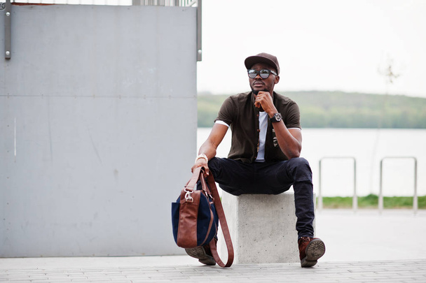Portrait of sitting stylish african american man wear on sunglas - Foto, immagini