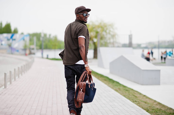 Back view portrait of walking stylish african american man wear  - Fotoğraf, Görsel