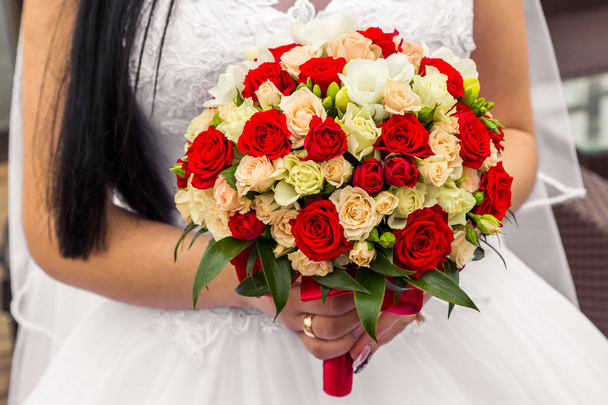 novia sosteniendo un ramo de rosas - Foto, Imagen