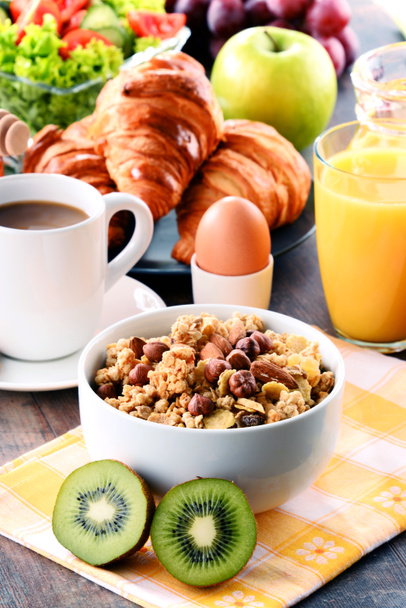 Composición con desayuno en la mesa. Dieta equilibrada
 - Foto, Imagen