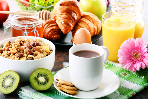 Composição com café da manhã na mesa. Dieta balanceada
 - Foto, Imagem