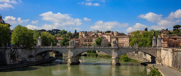 -ローマ、イタリアのテヴェレ川橋します。 - 写真・画像