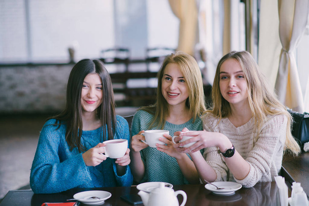 girls in cafe - Φωτογραφία, εικόνα