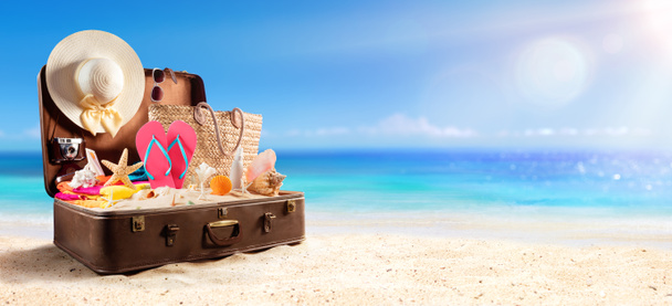 Accessori da spiaggia in valigia sulla spiaggia - Travel Concept
 - Foto, immagini