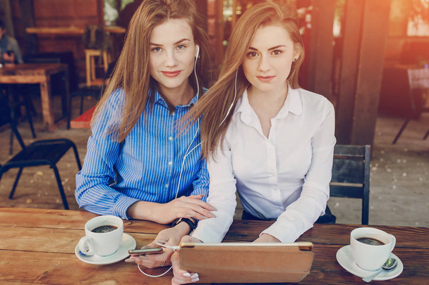 two girls in a cafe - Foto, afbeelding