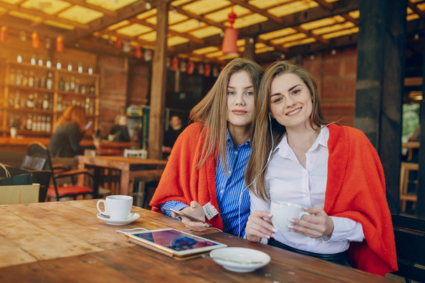 two girls in a cafe - Foto, Bild