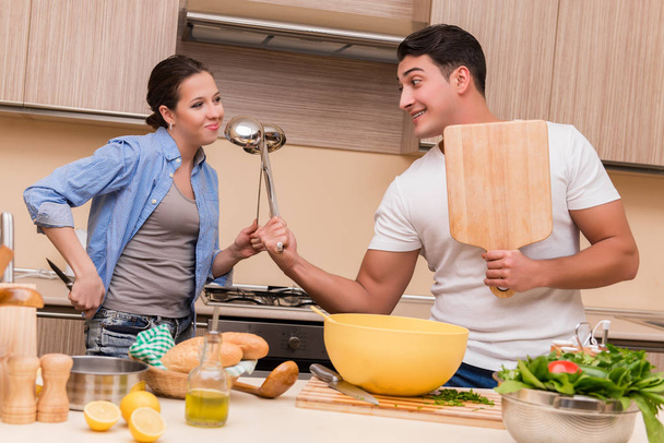 Jovem família fazendo luta engraçada na cozinha - Foto, Imagem