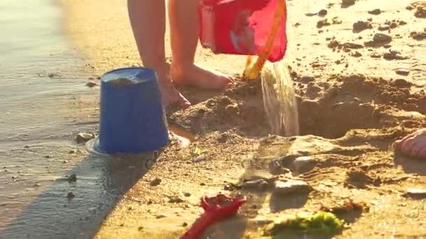Gyerek játszik a tengerparton. - Felvétel, videó