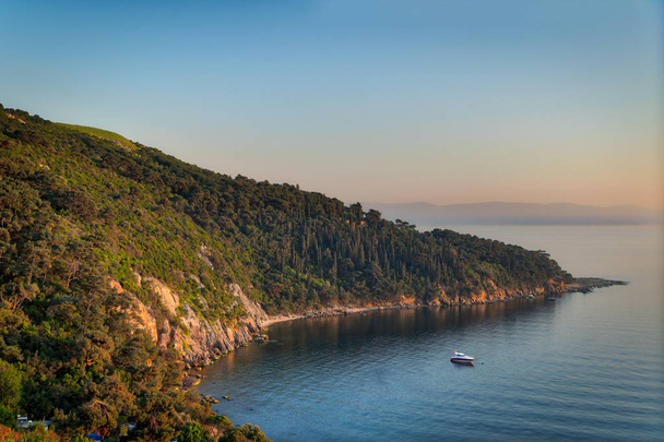 Blick von der Spitze der Berge der Insel Buyukada, Marmarameer, Istanbul, Türkei, mit grünen Wäldern, ruhigem Meer und klarem Himmel bei Sonnenuntergang - Foto, Bild