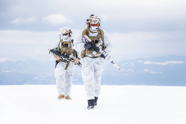 冬の山岳戦 - 写真・画像