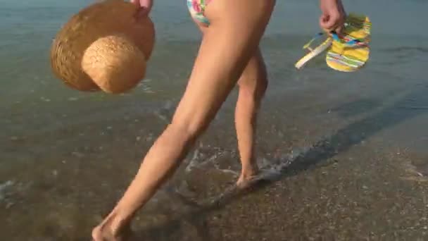 Vrouwelijke benen lopen op kust. - Video