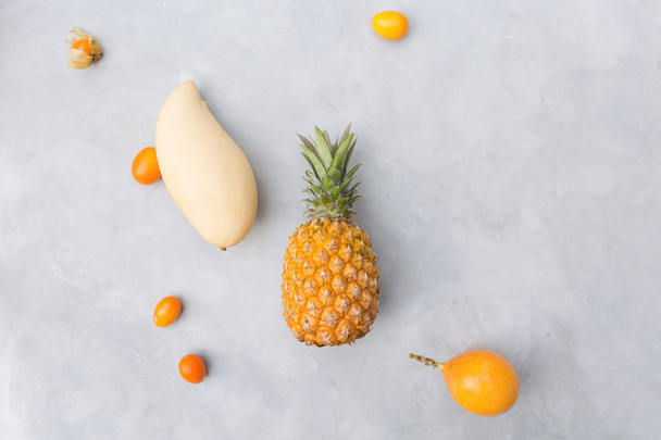 Piña, mango y kumquats
 - Foto, imagen
