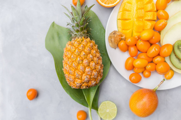 Ananas, mango, kumquat, meloun a kiwi  - Fotografie, Obrázek