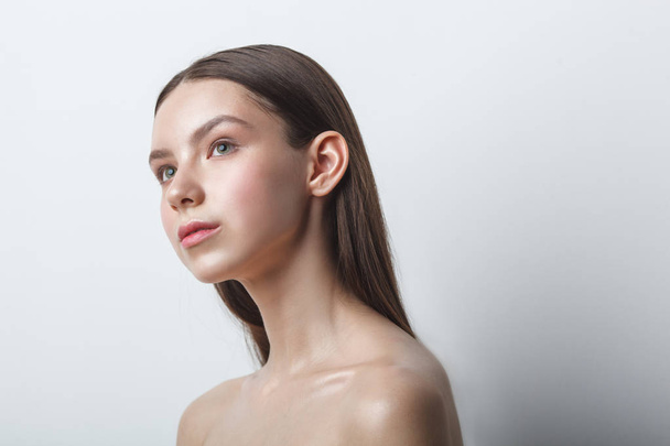 beauty woman head and shoulders portrait, clear shiny skin - Fotografie, Obrázek