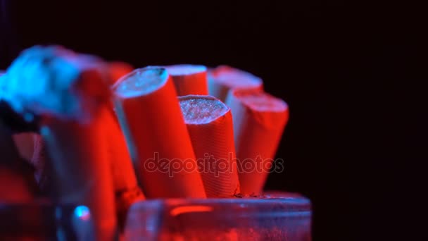 Kouřící cigareta v popelníku - Záběry, video