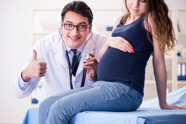 Doctor examining pregnant woman patient - Photo, Image