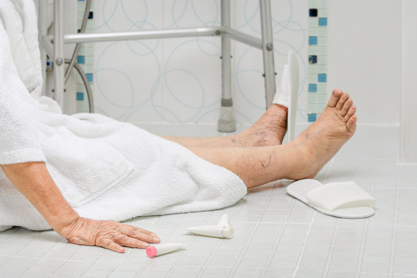 starší žena padající v koupelně, protože kluzké povrchy - Fotografie, Obrázek