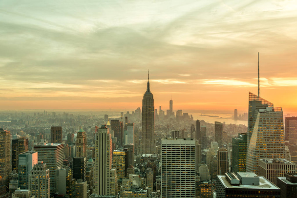 Нічний вид на Нью - Йорк Мангеттен під час заходу сонця - Фото, зображення
