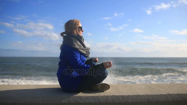 Kobieta jest rozważanie na plaży podczas burzy. Zrównoważenie, odporność na stres - Materiał filmowy, wideo