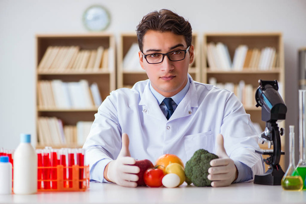 Man doctor checking the fruits and vegetables - Fotografie, Obrázek