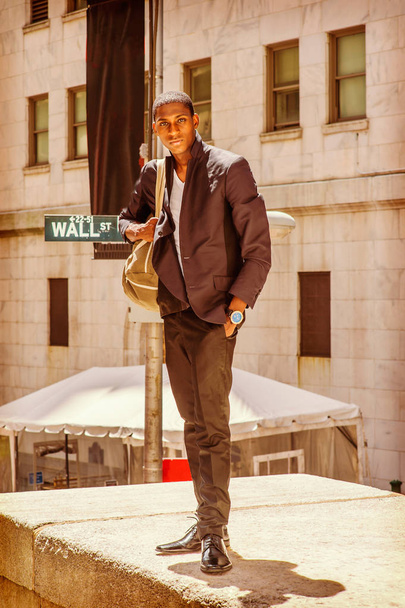 Genç Afro-Amerikan omuz çanta taşıyor, N seyahat adam - Fotoğraf, Görsel
