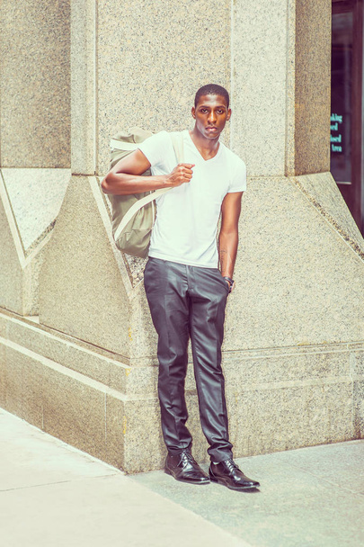 Joven hombre afroamericano llevando bolso de hombro, viajando en N
 - Foto, Imagen
