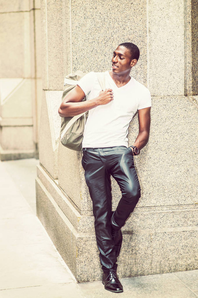 Feliz joven afroamericano hombre llevando bolso de hombro, travelin
 - Foto, imagen