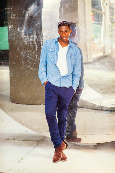 De Casual mode jonge African American Man in New York - Foto, afbeelding
