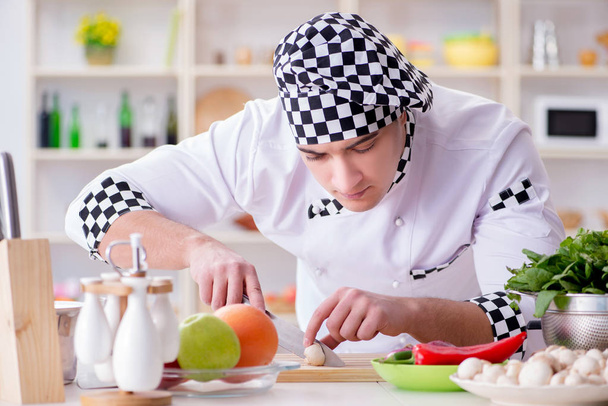 Junge männliche Köchin arbeitet in der Küche - Foto, Bild