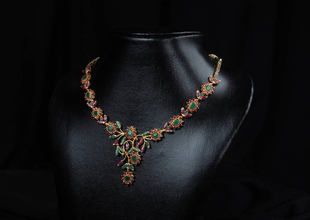     Collar de oro tradicional indio
  - Foto, imagen