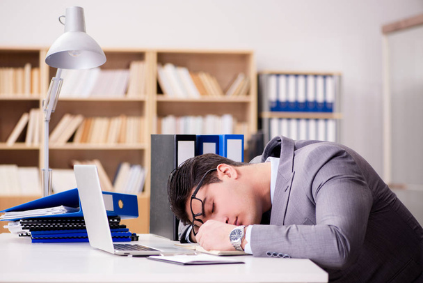 Втомився бізнесмен працює в офісі
 - Фото, зображення