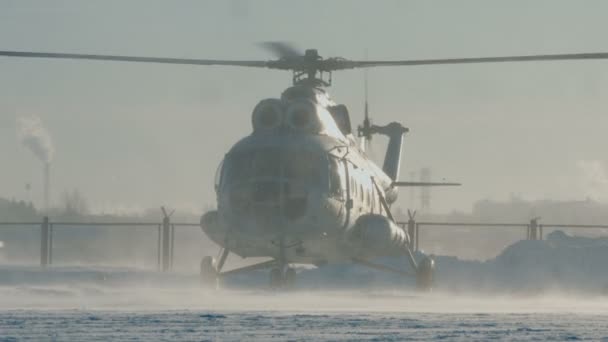 Mi-8-helikopteri laskeutuu.
 - Materiaali, video