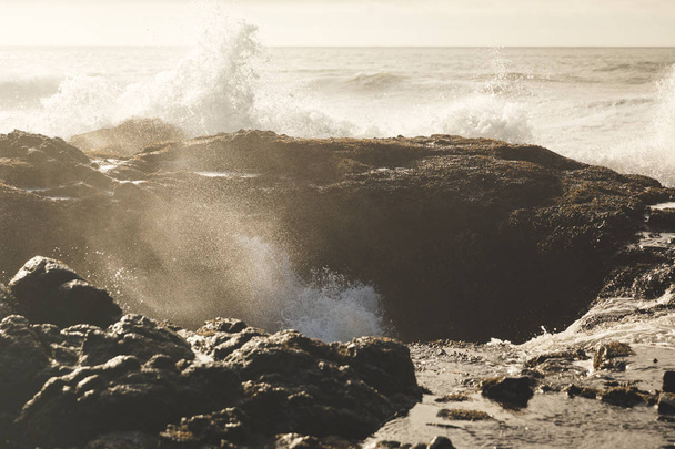 Vagues de l'océan s'écrasant sur la côte rocheuse
 - Photo, image
