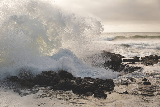 Ocean Waves luhistumassa Rocky Shore
 - Valokuva, kuva