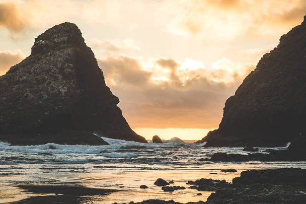 Pacific rotskust bij zonsondergang - Foto, afbeelding