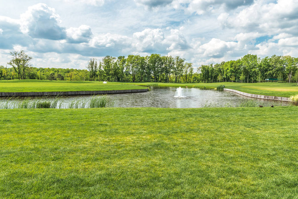 Озеро на поле для гольфа возле Киева
. - Фото, изображение