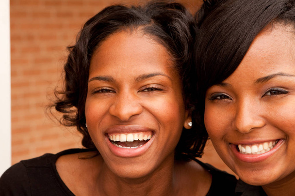 Счастливые афроамериканские женщины смеются и улыбаются
. - Фото, изображение