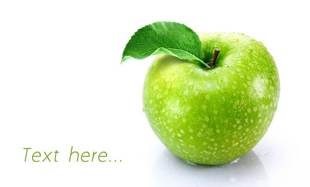  Vihreä omena lehtien kanssa
 - Valokuva, kuva