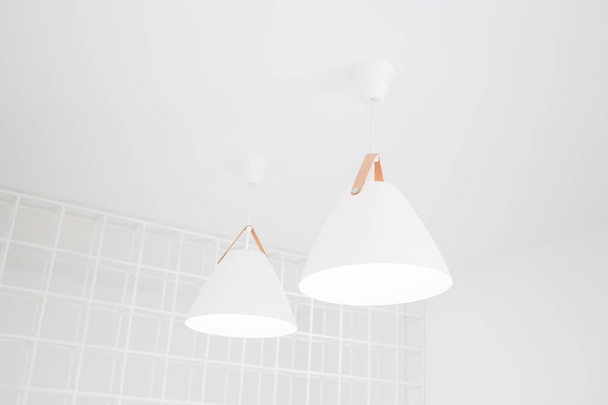 Sisustus huone valkoiset lamput
 - Valokuva, kuva