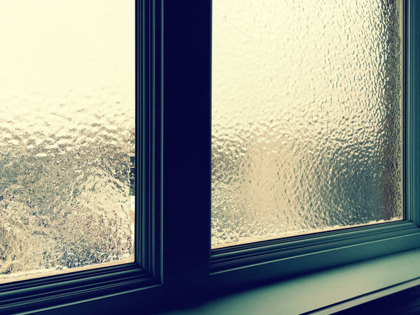 Huurrettu ikkunalasi talvella
 - Valokuva, kuva
