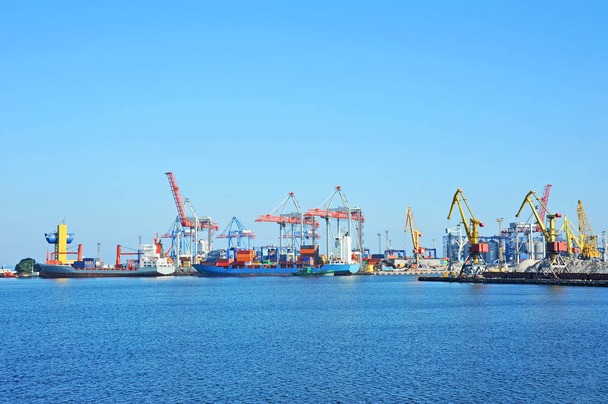 Hafenkran, Schiff und Container - Foto, Bild