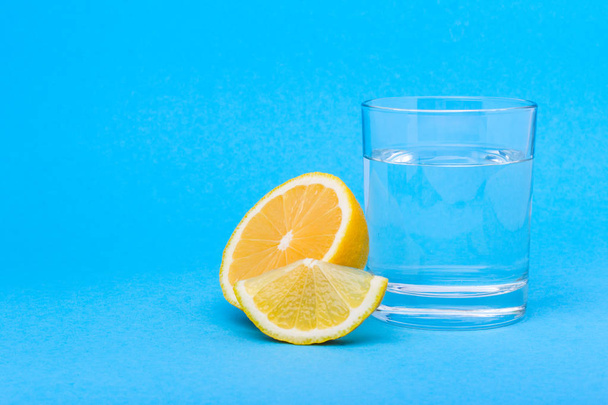 朝はレモンの水のガラス - 写真・画像